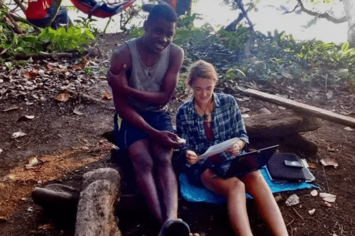 Callie Veelenturfová, bioložka ochrany moří a inovátorka s notebookem Lenovo ThinkPad