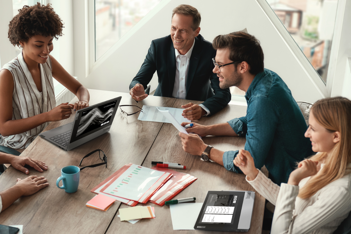 Nové ThinkBooky se skvěle hodí do každé kanceláře